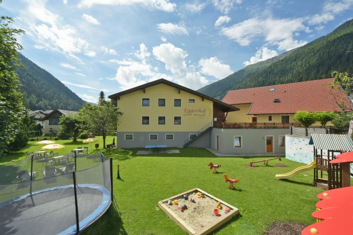 Spielplatz in unserem wunderschönen Garten