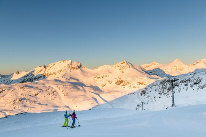 Pistenspaß mit atemberaubendem Gipfelpanorama