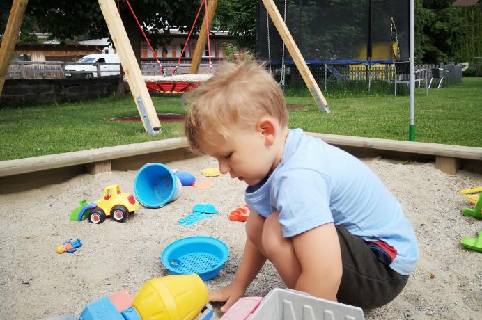 Basti beim Sandspielen