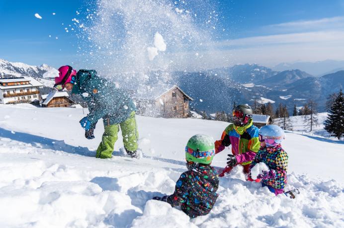 Schneeballschlacht mit neuen Freuden