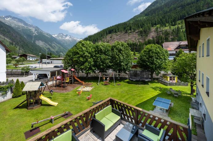 Dachterrasse und Garten mit Spielplatz 